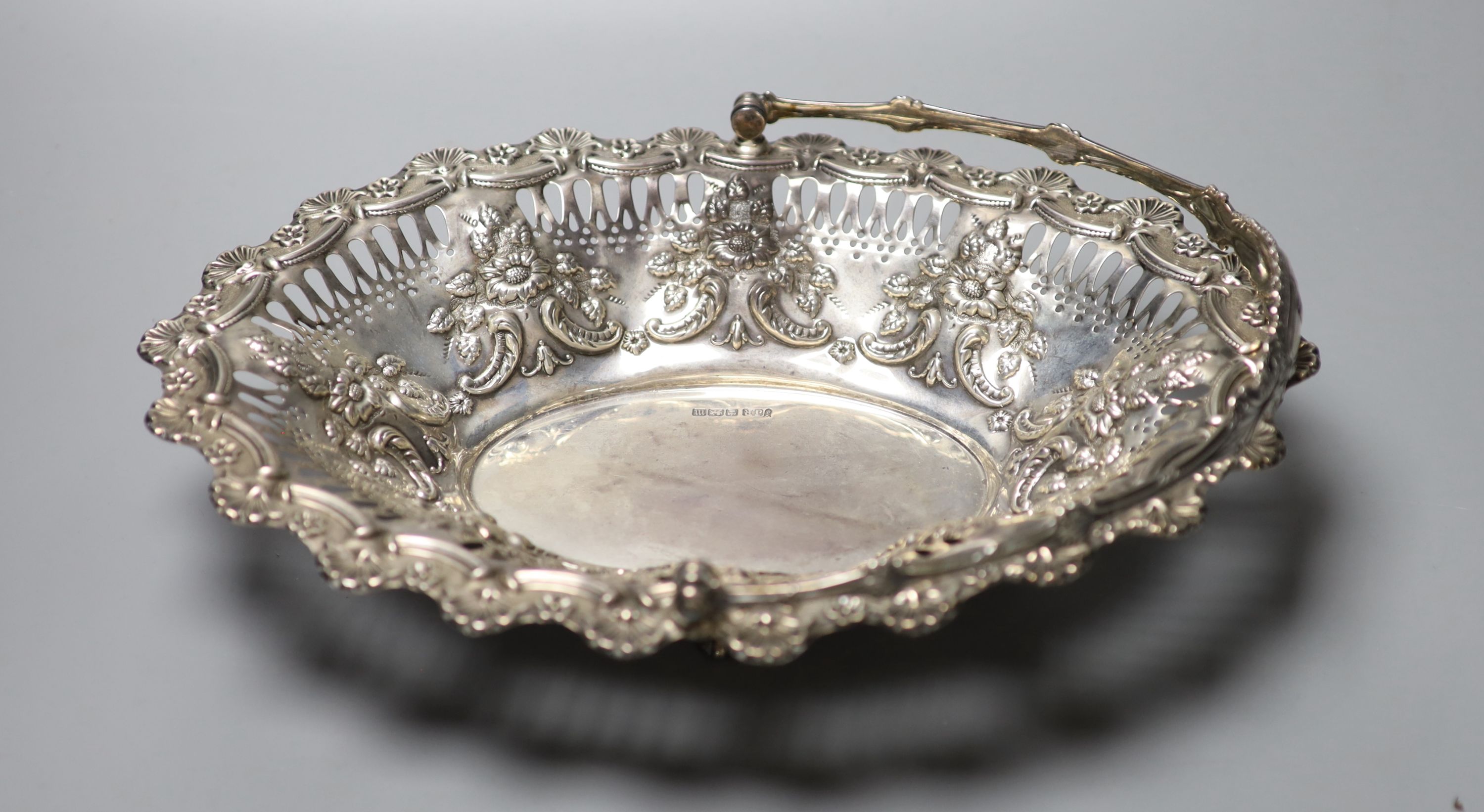 An Edwardian pieced silver oval cake basket, Joseph Rodgers, Sheffield, 1904, 32.3cm, 17oz.